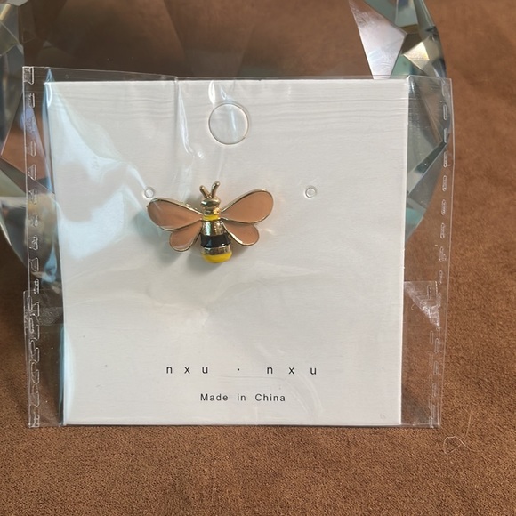 Bee enamel Pin - Picture 2 of 4